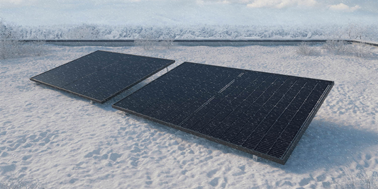 Solarpanels in Schneelandschaft