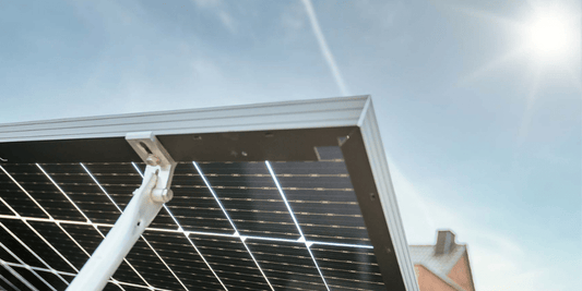 Solarpanel vor blauen Himmel und Sonne