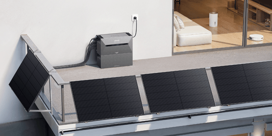 Balkonkraftwerk mit Speicher auf moderner Terrasse