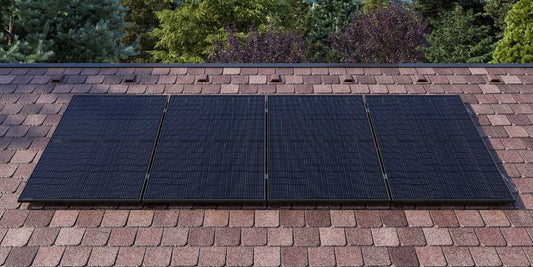 Vier Solarmodule auf Dach