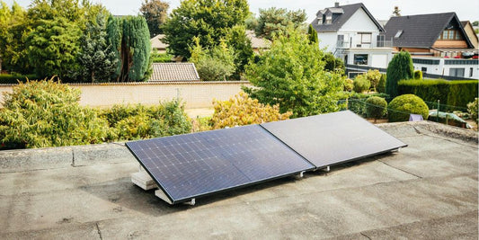 Solarpanels auf einem Flachdach