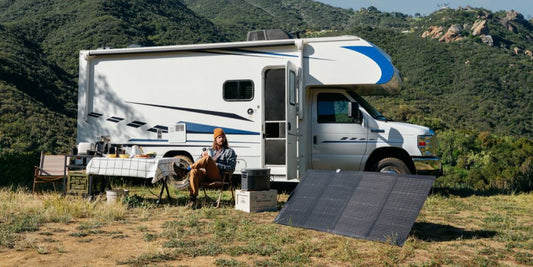 Solarmodul vor einem Campingzelt