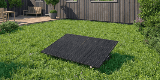 Solarmodule auf Wiese