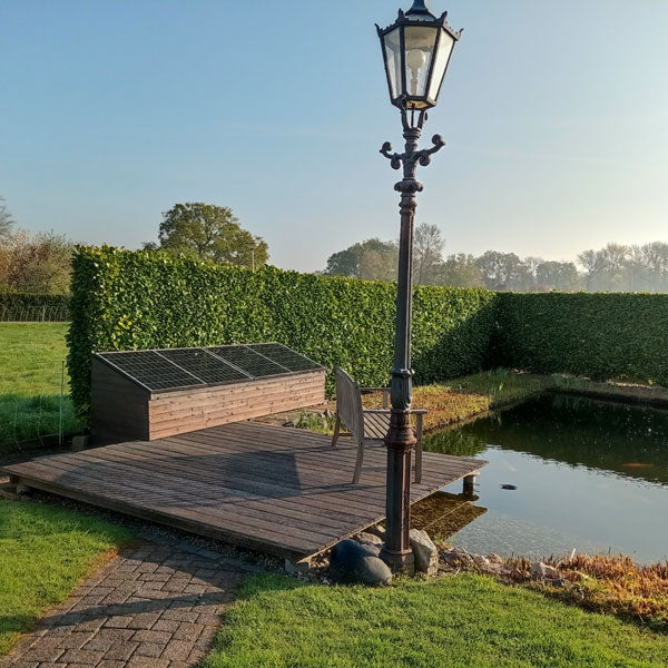 Solarpanel neben Teich