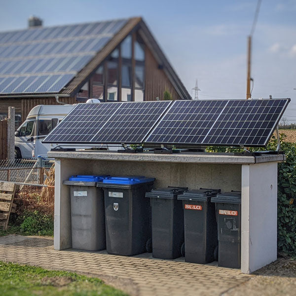 Solarpanels über Müllstation