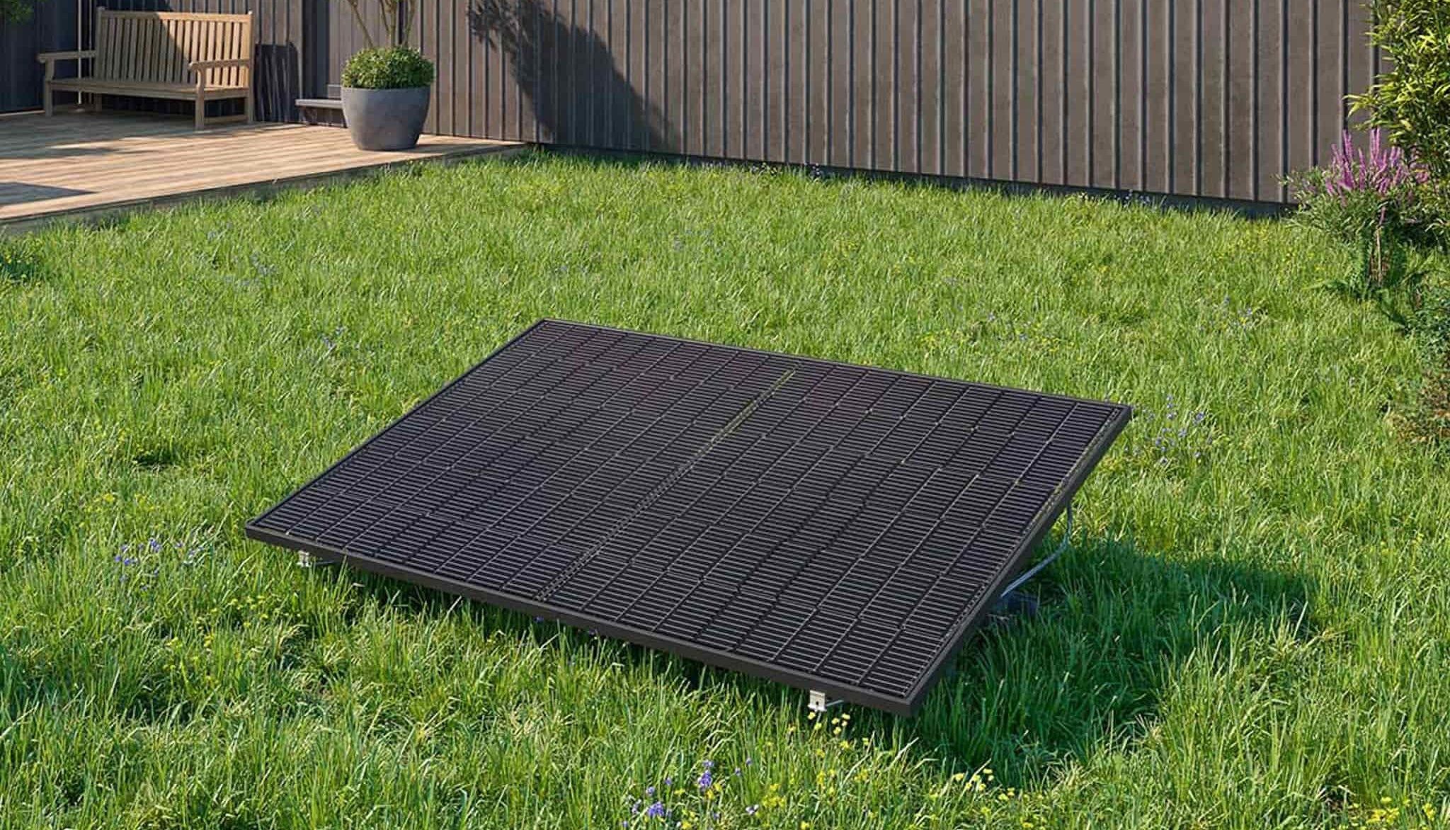 Solarmodul auf Wiese, in einem Garten