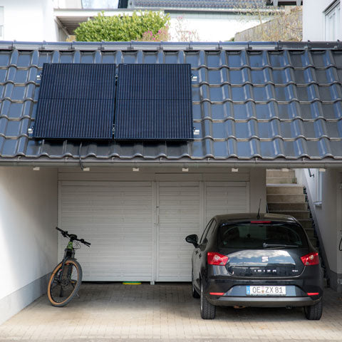 Überdachte Garage mit einer PV-Anlage