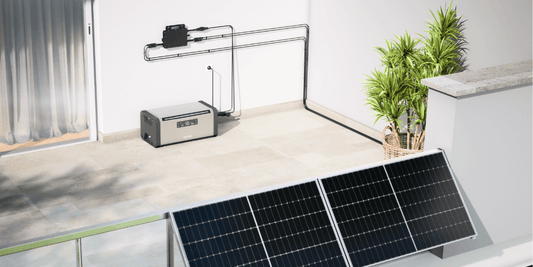 Bkw-Speicher, Wechselrichter und Solarmodule auf dem Balkon