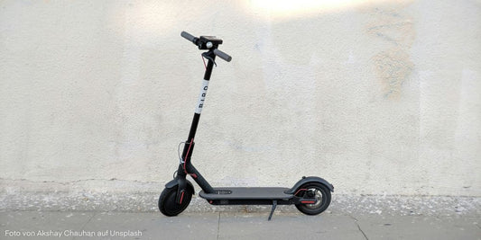 E-Roller vor Wand