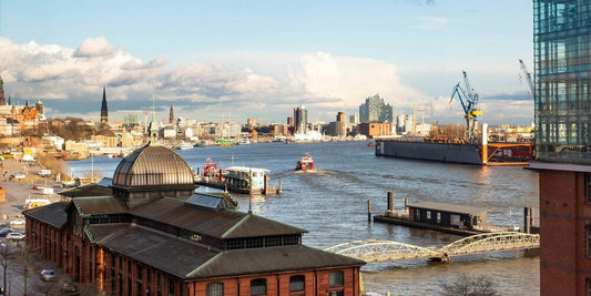 Hamburger Hafen bei Sonnenschein