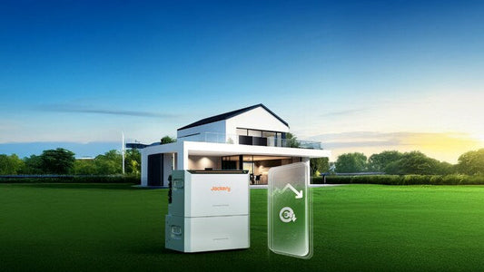 Jackery-Speicher vor einem Haus