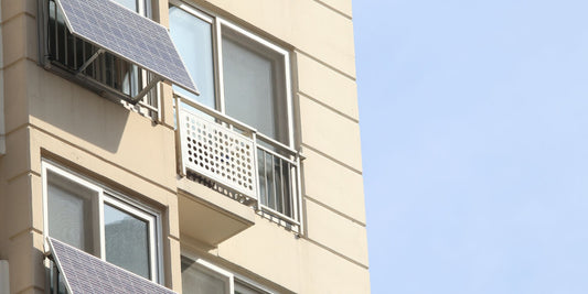 Sonnige Hausfassade mit Balkonkraftwerken