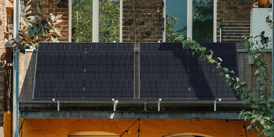 Mini-Solaranlage mit zwei Panels an einem Gitterbalkon