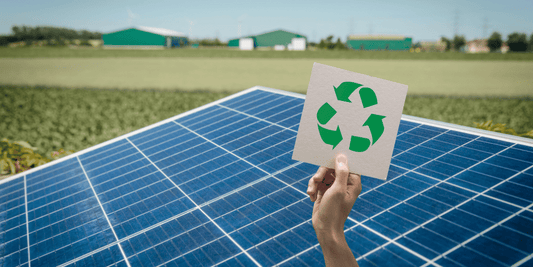 Solarmodule auf Feld mit Recycling Symbol  