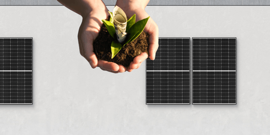 Solarpanel an Hauswand mit Händen 