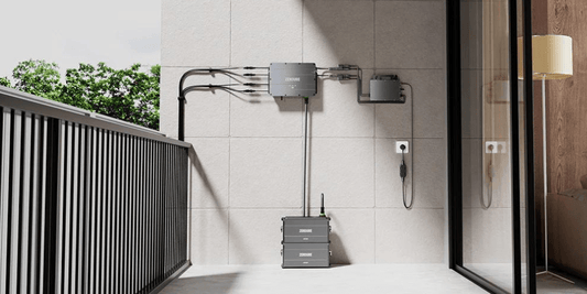 Speicher und Wechselrichter auf Balkon