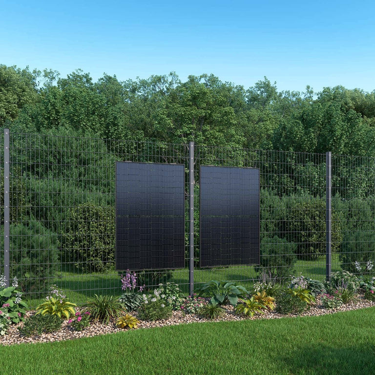 Yuma-Fence-Balkonkraftwerk am Gitterzaun mit zwei Solarmodulen
