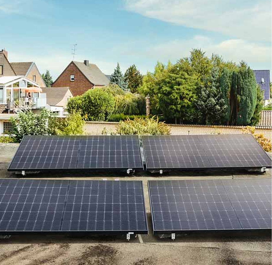 Balkonkraftwerk mit 4 Solarmodulen auf einer Garage