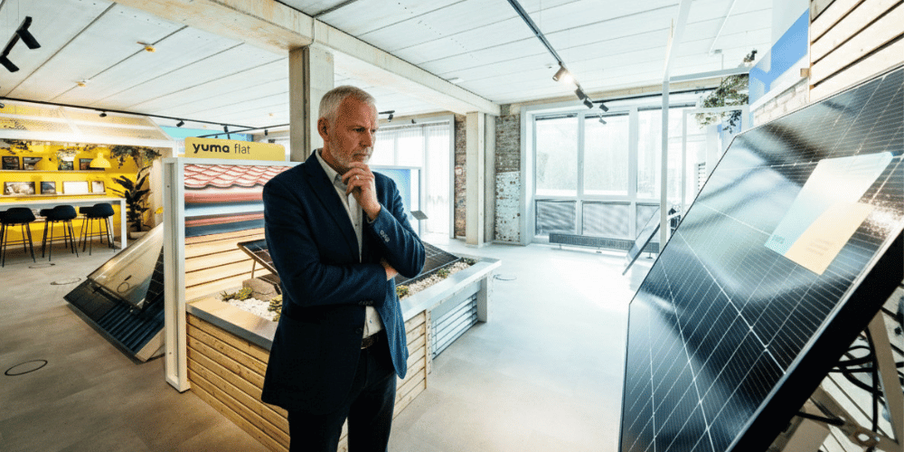 Ein Mann schaut sich ein Solarmodul im Yuma Store an.