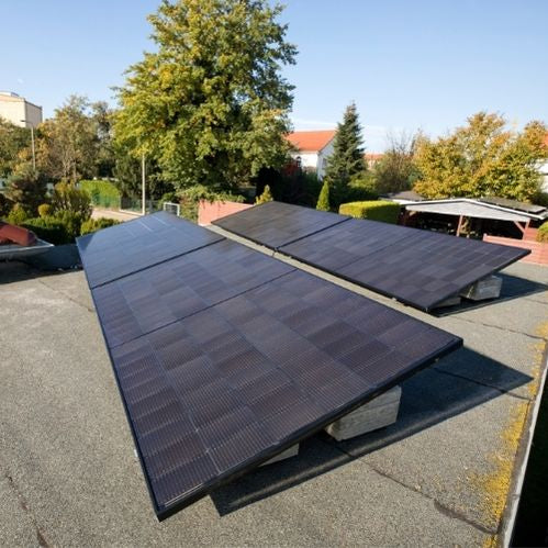 Balkonkraftwerk mit 4 Solarmodulen auf einer Garage