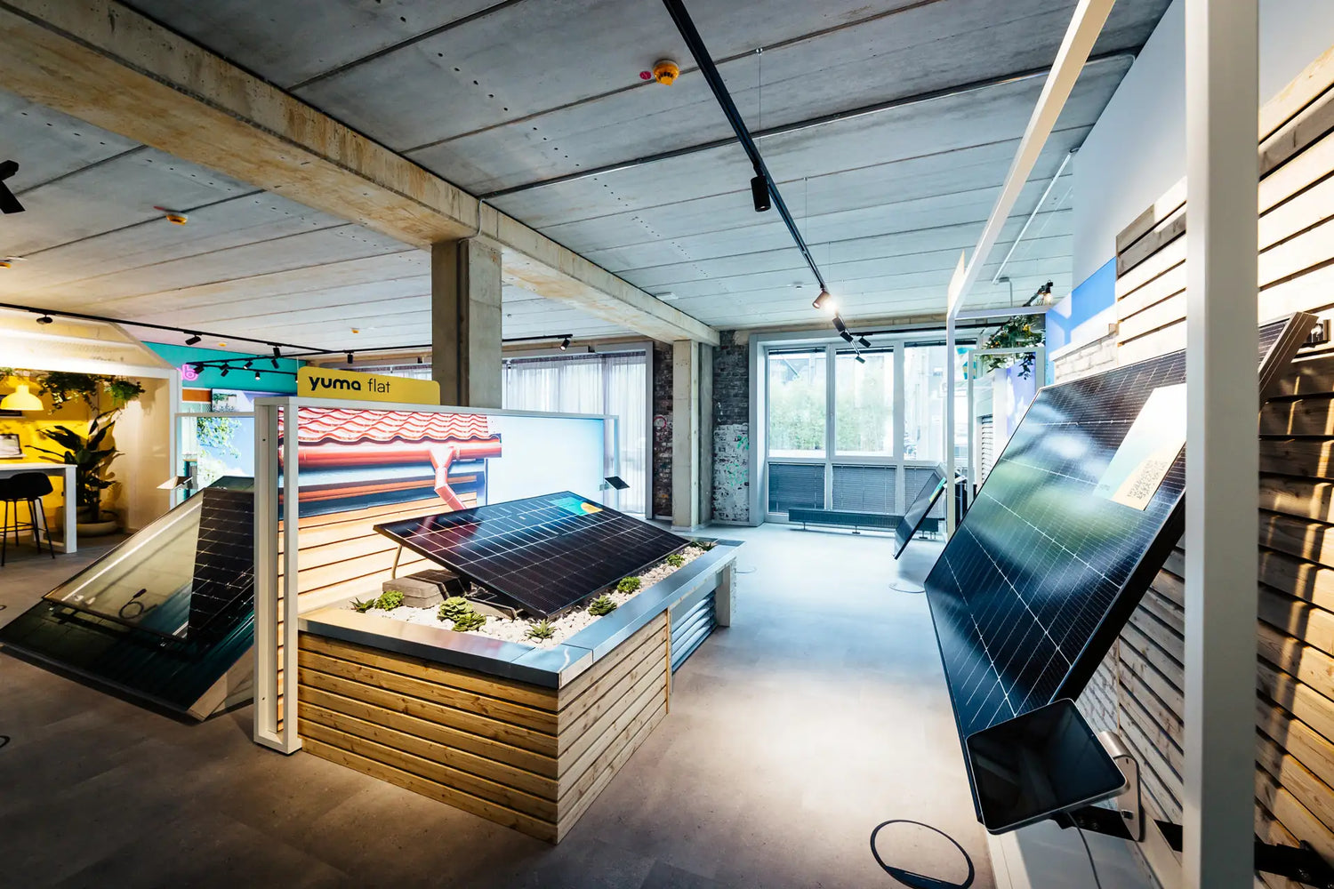Showroom mit ausgestellten Mini-Solaranlagen