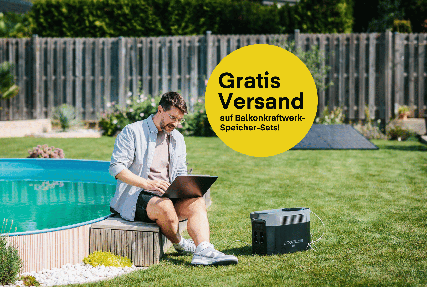 Mann in Garten mit Speicher und Laptop